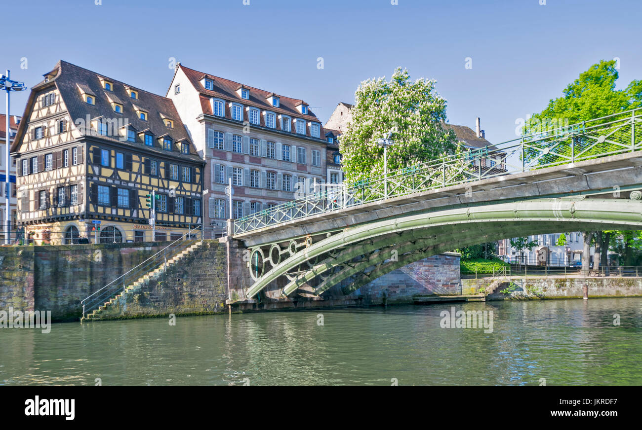 STRASBOURG THE PETITE FRANCE DISTRICT AND RIVER L'ILL THE GREEN BRIDGE AT QUAI FINKWILLER AND OLD HOUSE Stock Photo
