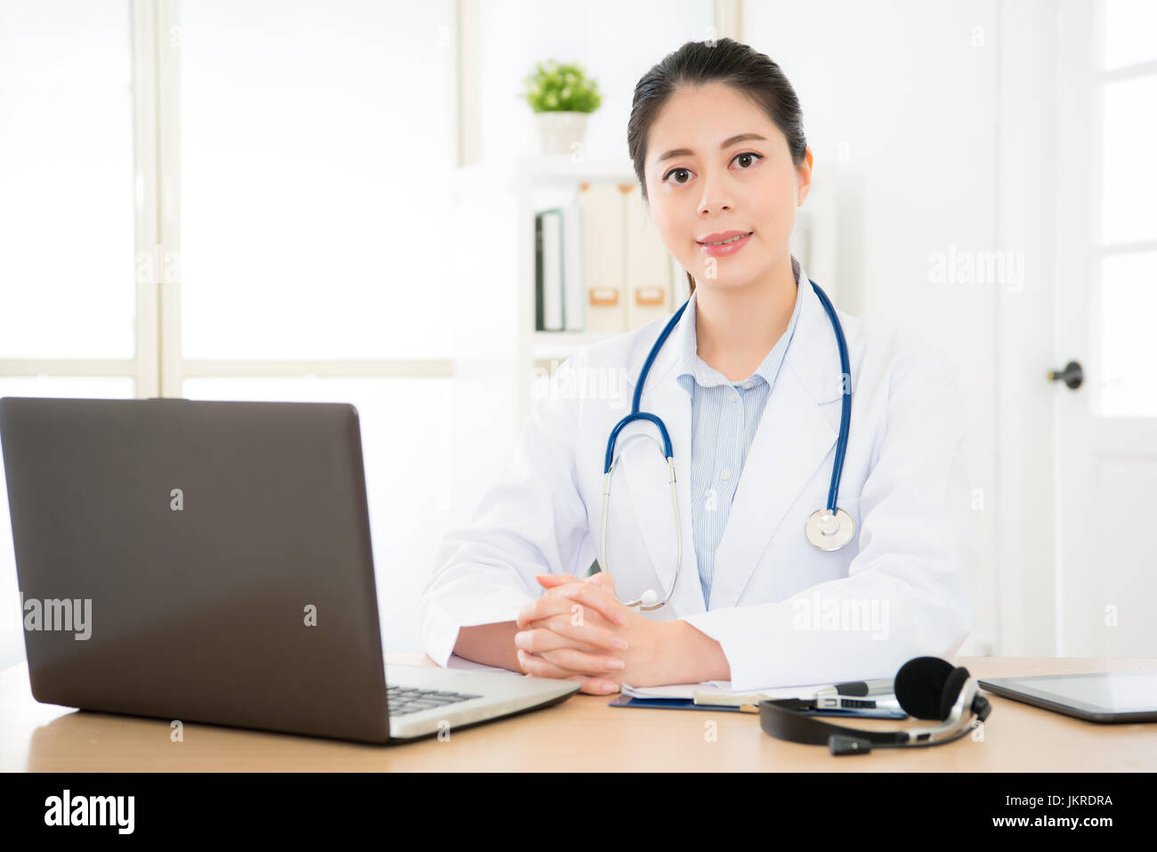 Doctor giving patient note hi-res stock photography and images - Alamy