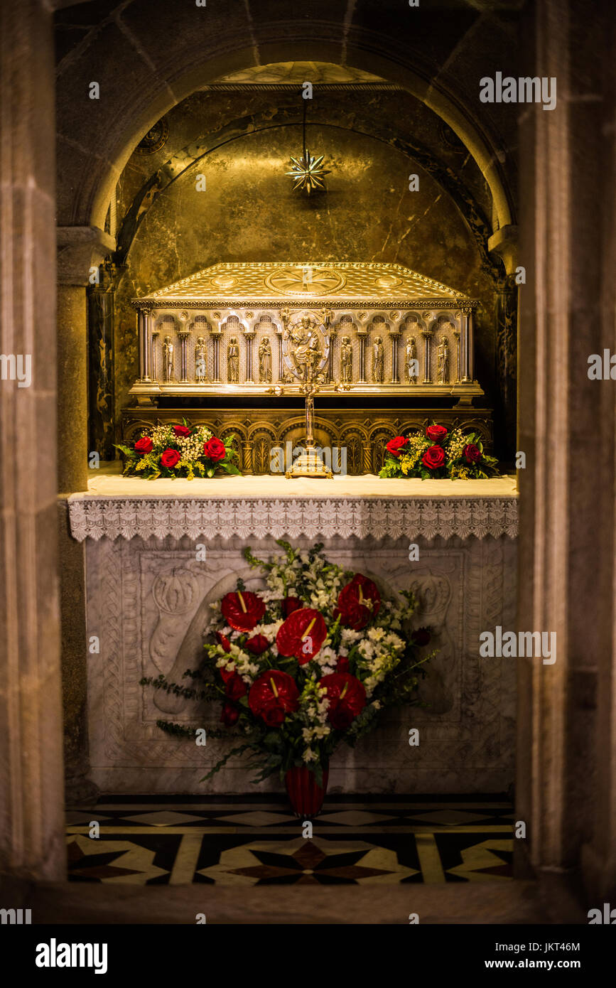 Coffin with relics of St. James, Interior of the Catherdar in the