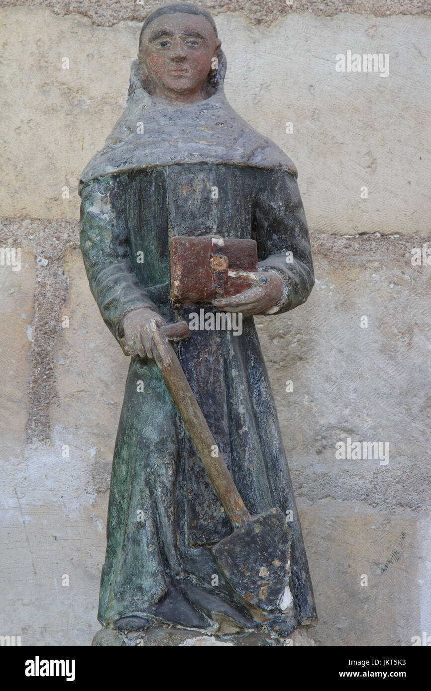 France, Yonne (89), Auxerre, abbaye de Saint-germain, dans l'église, statue originaire de l'église de Sacy représentant Saint Fiacre patron des jardin Stock Photo