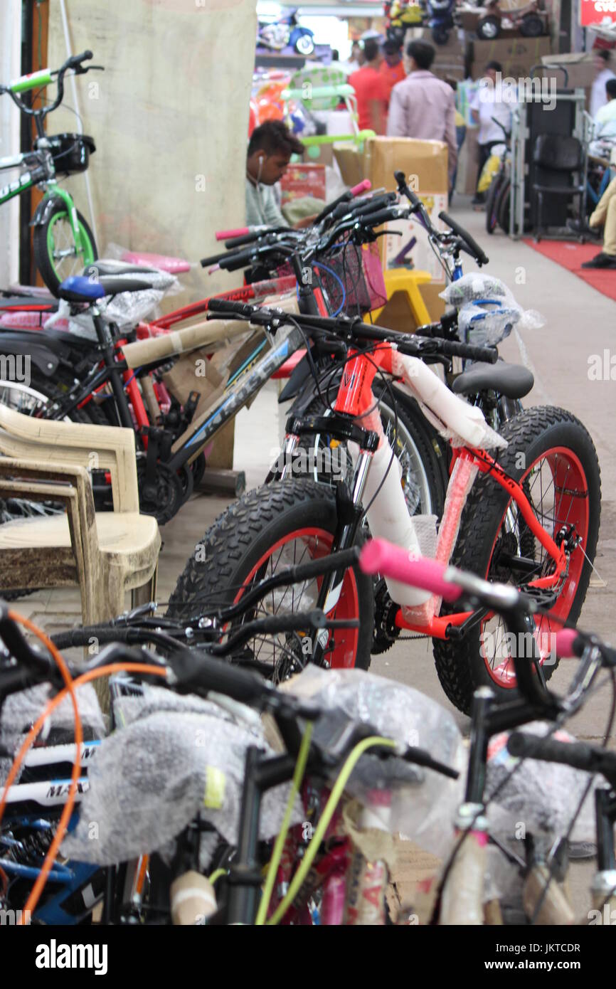 jhandewalan cycle market shops