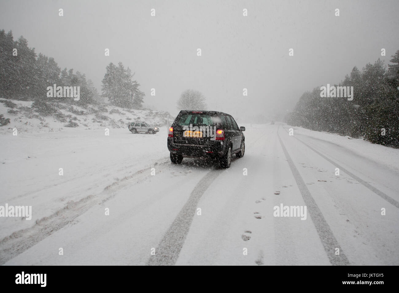 Land Rover Freelander 2 in snow on road to Cairngorm Ski Station Stock Photo