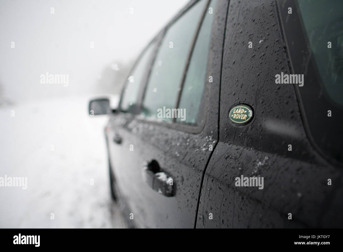 Land Rover Freelander 2 in snow on road to Cairngorm Ski Station Stock Photo