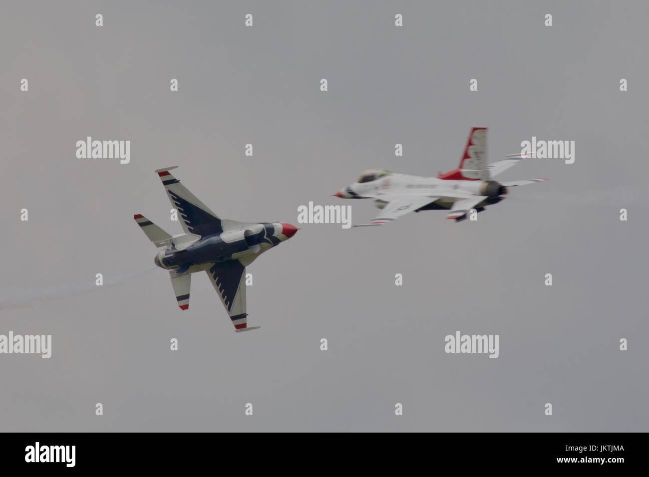 US Air Force Thunderbirds F-16 fighting falcons doing a high speed cross over Stock Photo