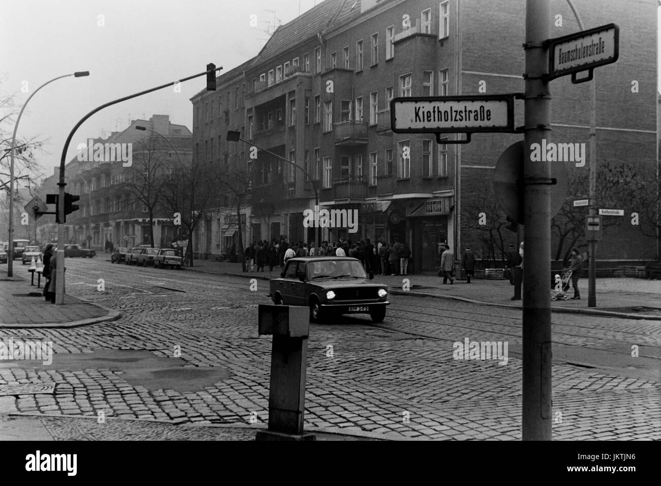 Street life, the junction of Kiefholzstraße and Baumschulenstraße