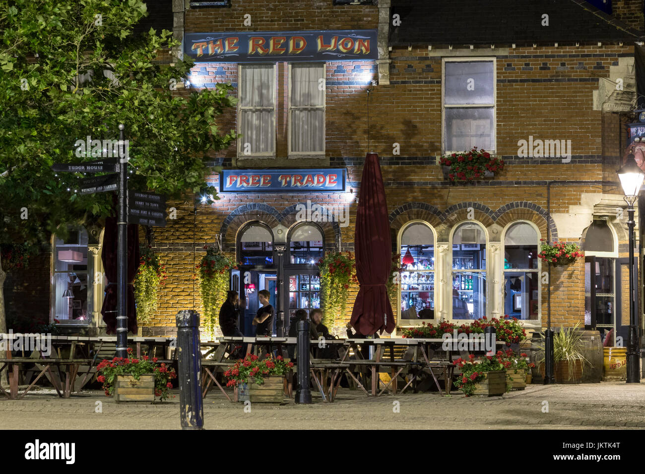the red lion pub, hope square, weymouth harbour, dorset, england, uk ...