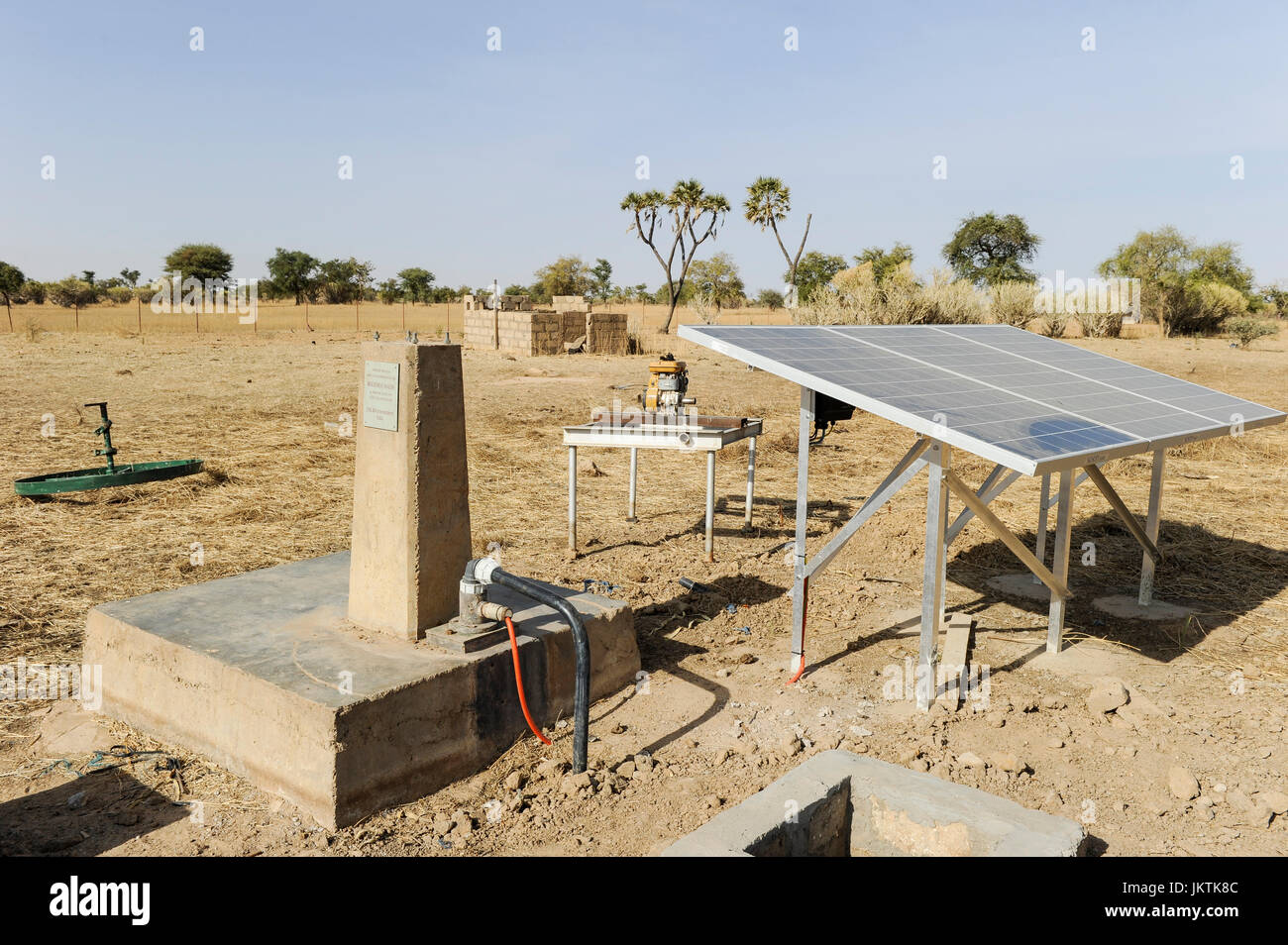 BURKINA FASO Dori, Photovoltaic panel for water pump in village / BURKINA FASO Dori, Nutzung von Photovoltaik fuer eine Wasserpumpe in einem Dorf Stock Photo