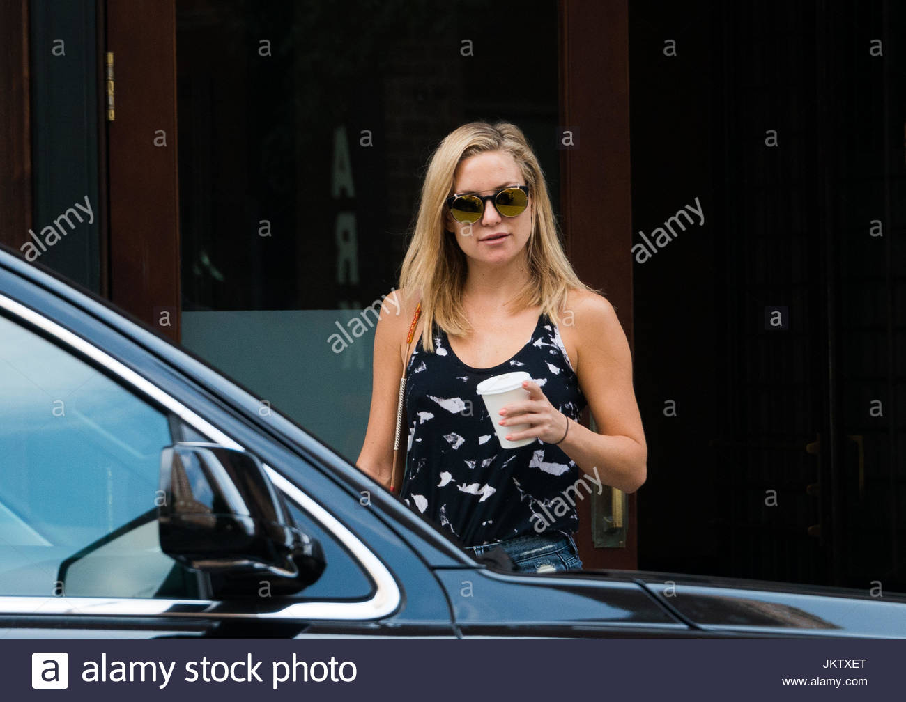 Kate hudson with a morning coffee in hand los angeles new images Kate hudson with a morning coffee in hand los angeles new photo