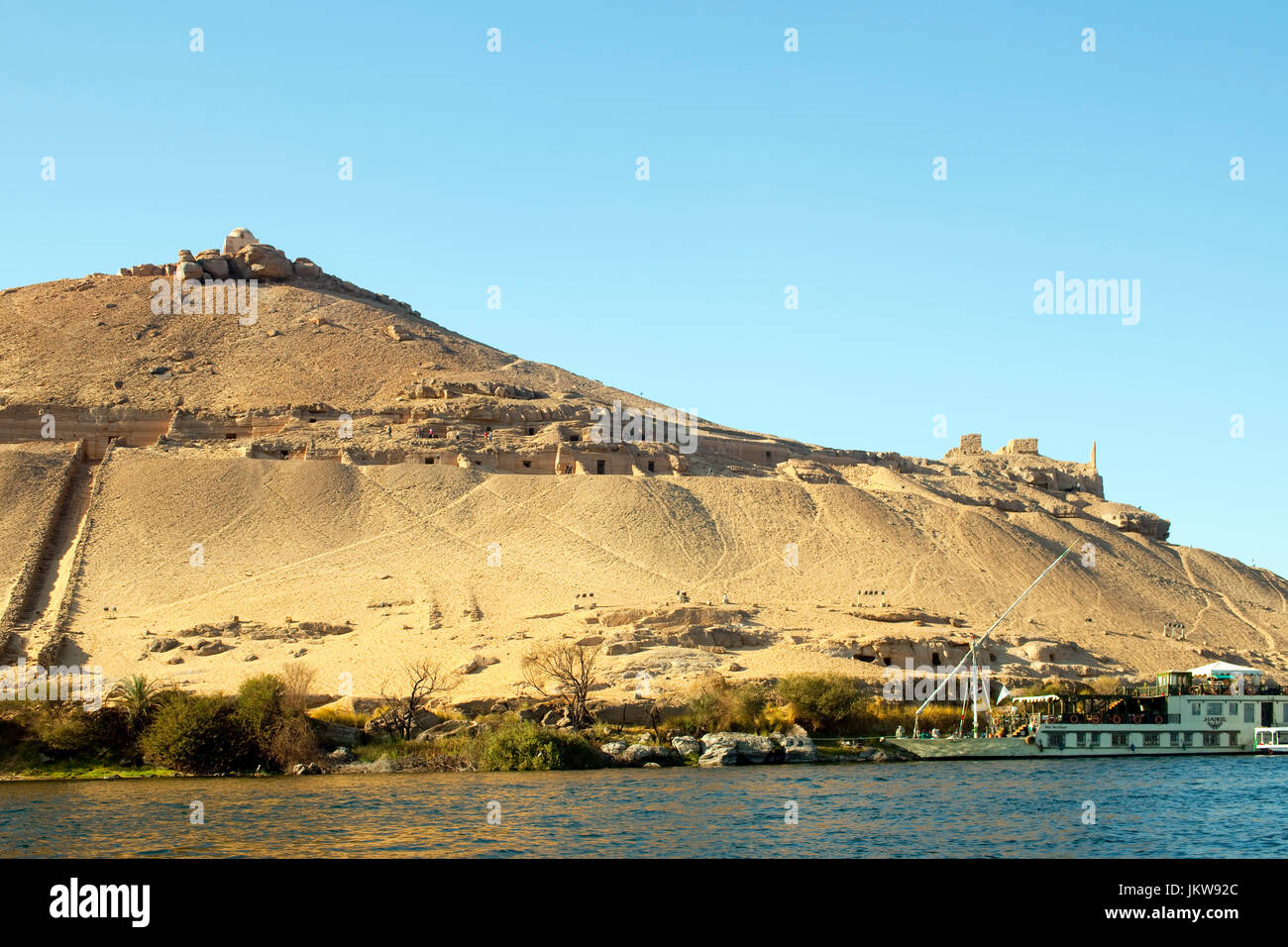 Ägypten, Assuan, Felsengräber unterhalb des Grabmals von Sidi Ali Bin el-Hawa Stock Photo