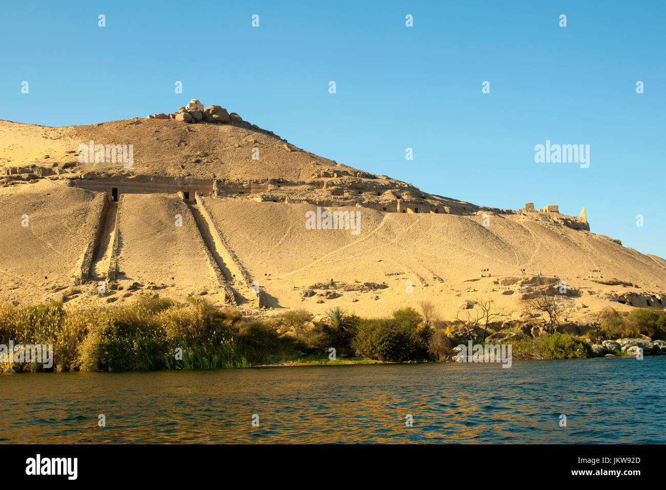 Ägypten, Assuan, Qubbet el-Hawa, Mausoleum des muslimischen Scheichs Sidi Ali Bin el-Hawa oberhalb der pharaonischen Felsgräber am Westufer des Nils, Stock Photo