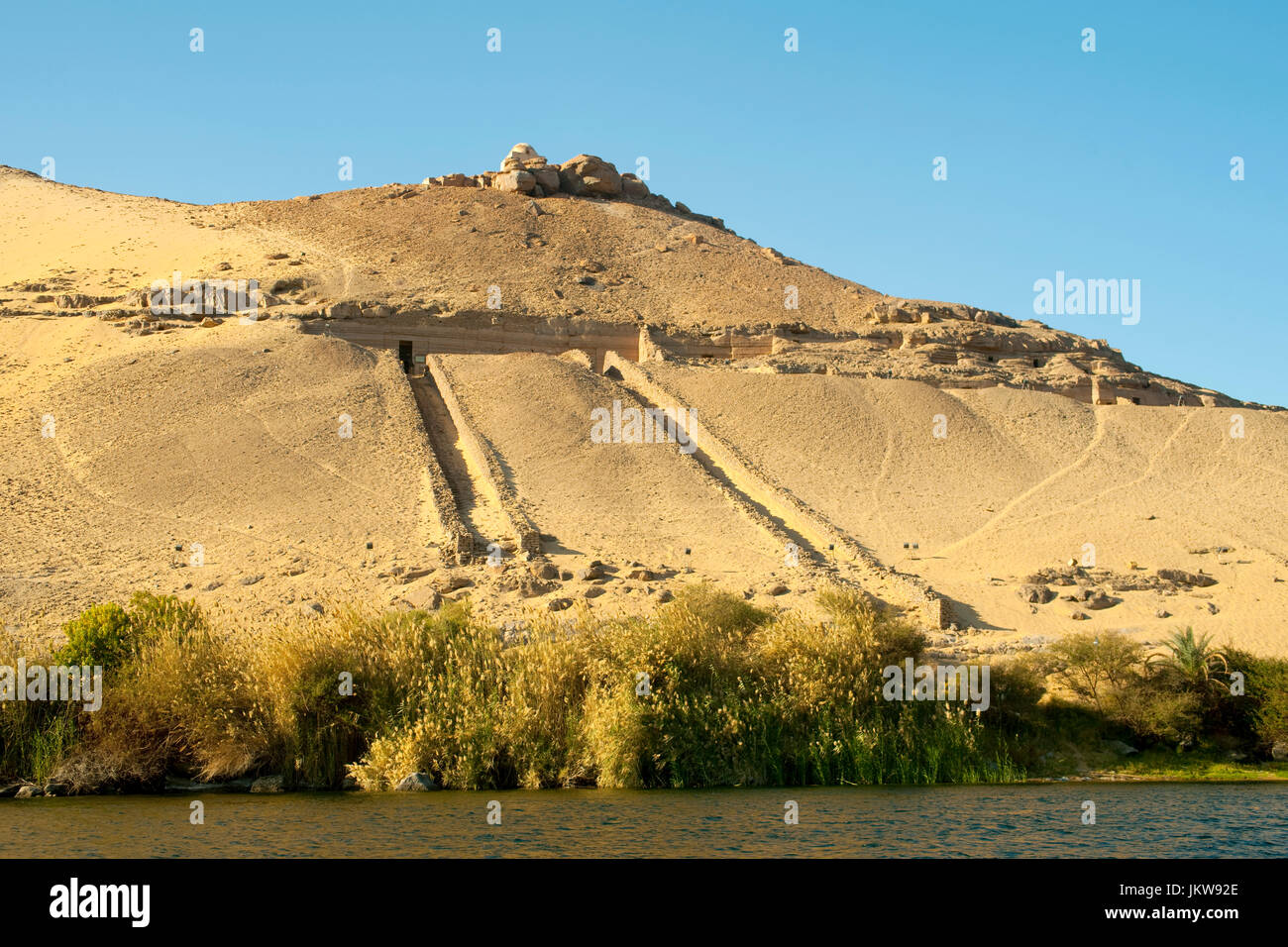 Ägypten, Assuan, Qubbet el-Hawa, Mausoleum des muslimischen Scheichs Sidi Ali Bin el-Hawa oberhalb der pharaonischen Felsgräber am Westufer des Nils, Stock Photo