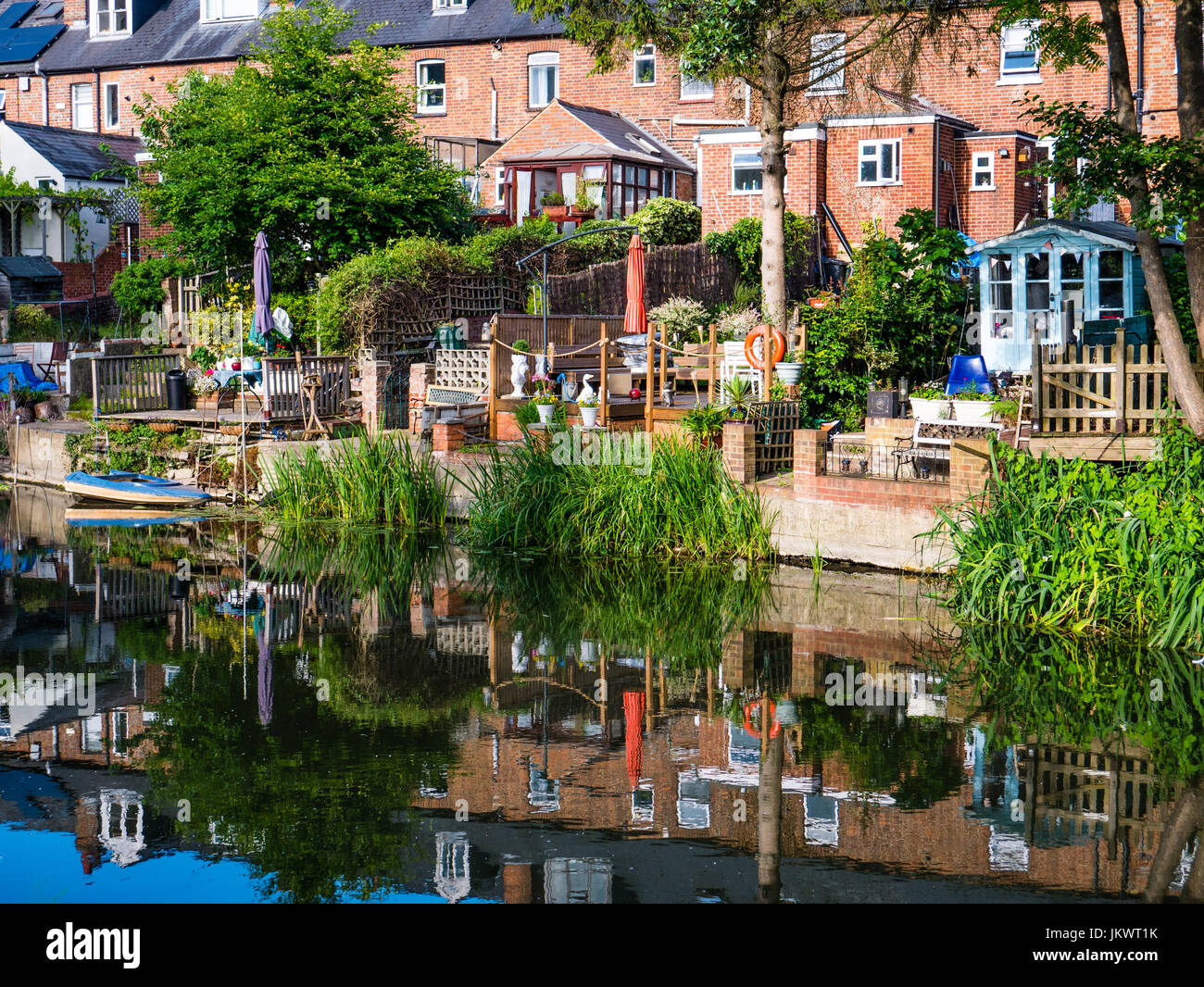 Terrace Housing and Gardens, River Kennet, Reading, Berkshire, England, UK, GB. Stock Photo