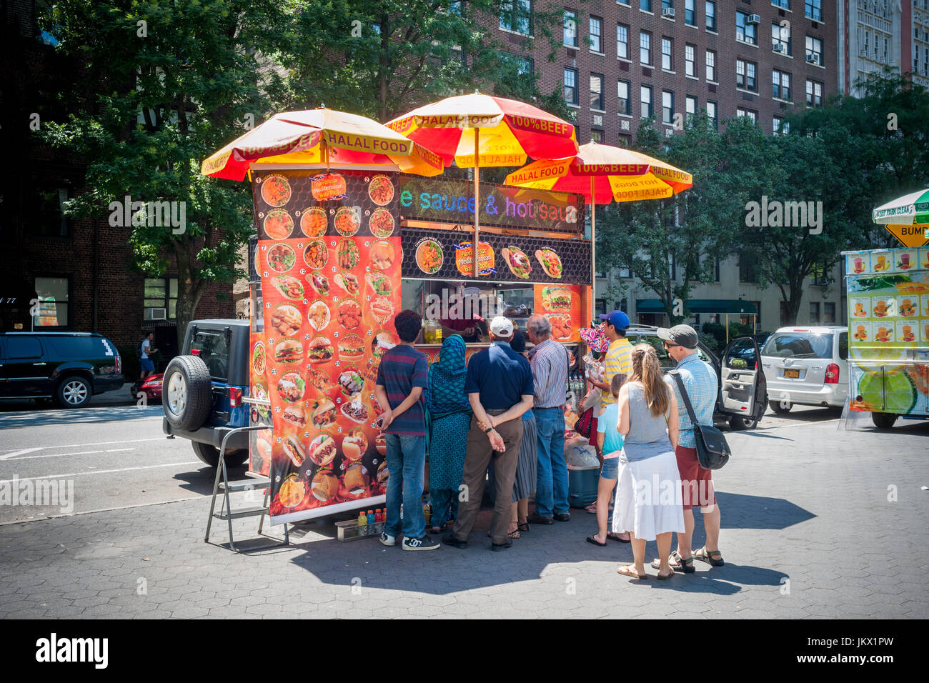 A busy food cart selling Halal food in the Upper West Side neighborhood of New York on Sunday, July 16, 2017. (© Richard B. Levine) Stock Photo