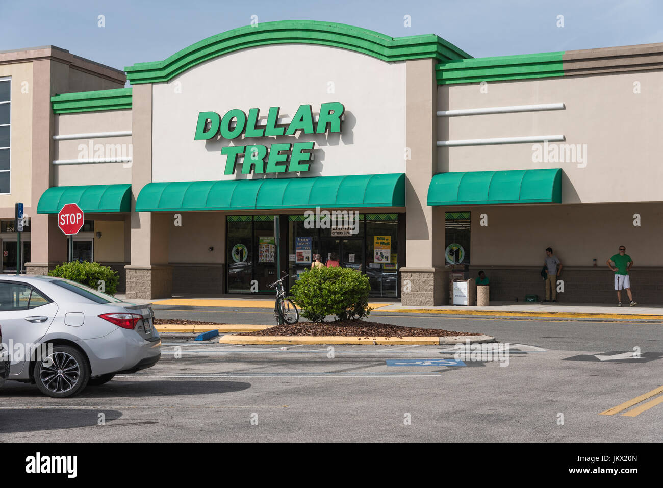 Dollar tree store hi-res stock photography and images - Alamy