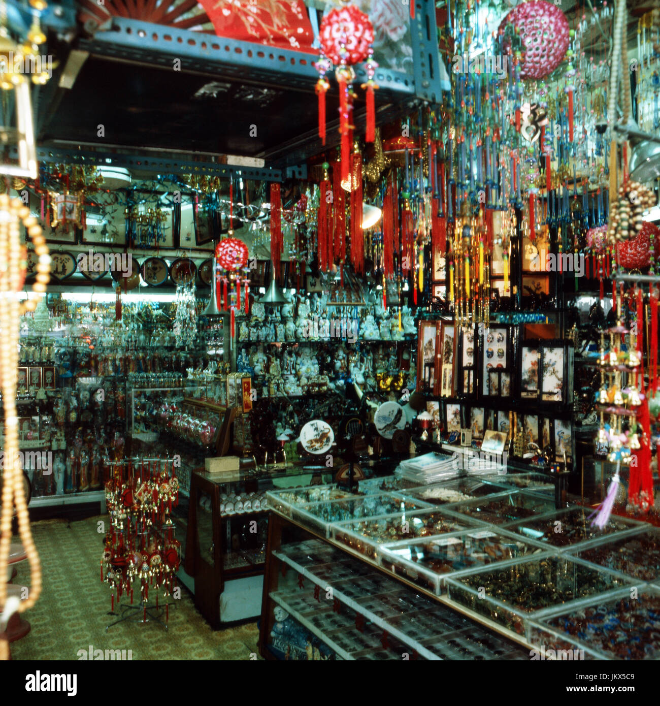 Blick in einen Souvenirladen in Taipeh, Taiwan. View inside a souvenir