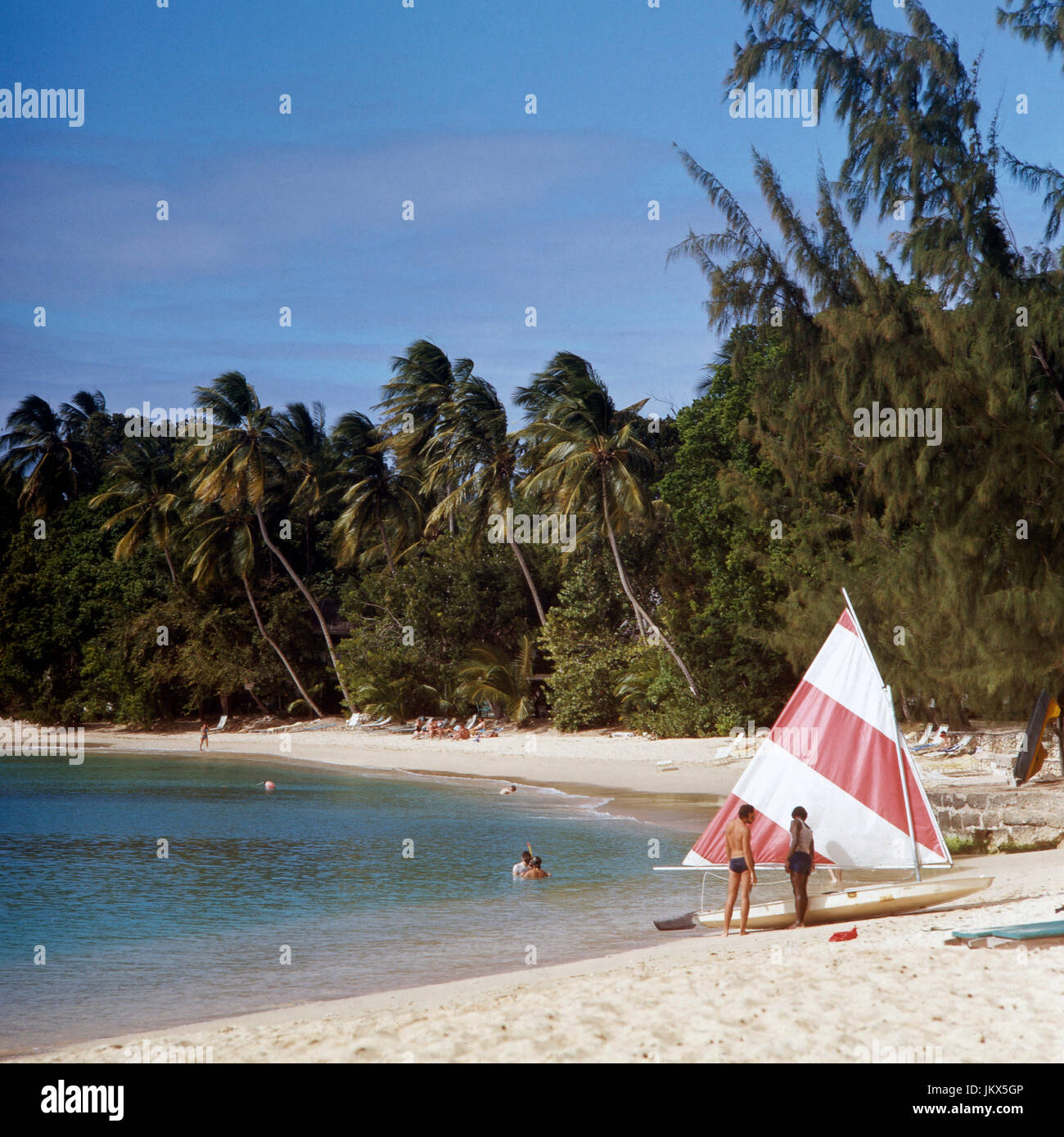 Palmenstrand mit Segelboot, Barbados 1980er Jahre. Beach with palm trees and sailing boat, Barbados 1980s. Stock Photo