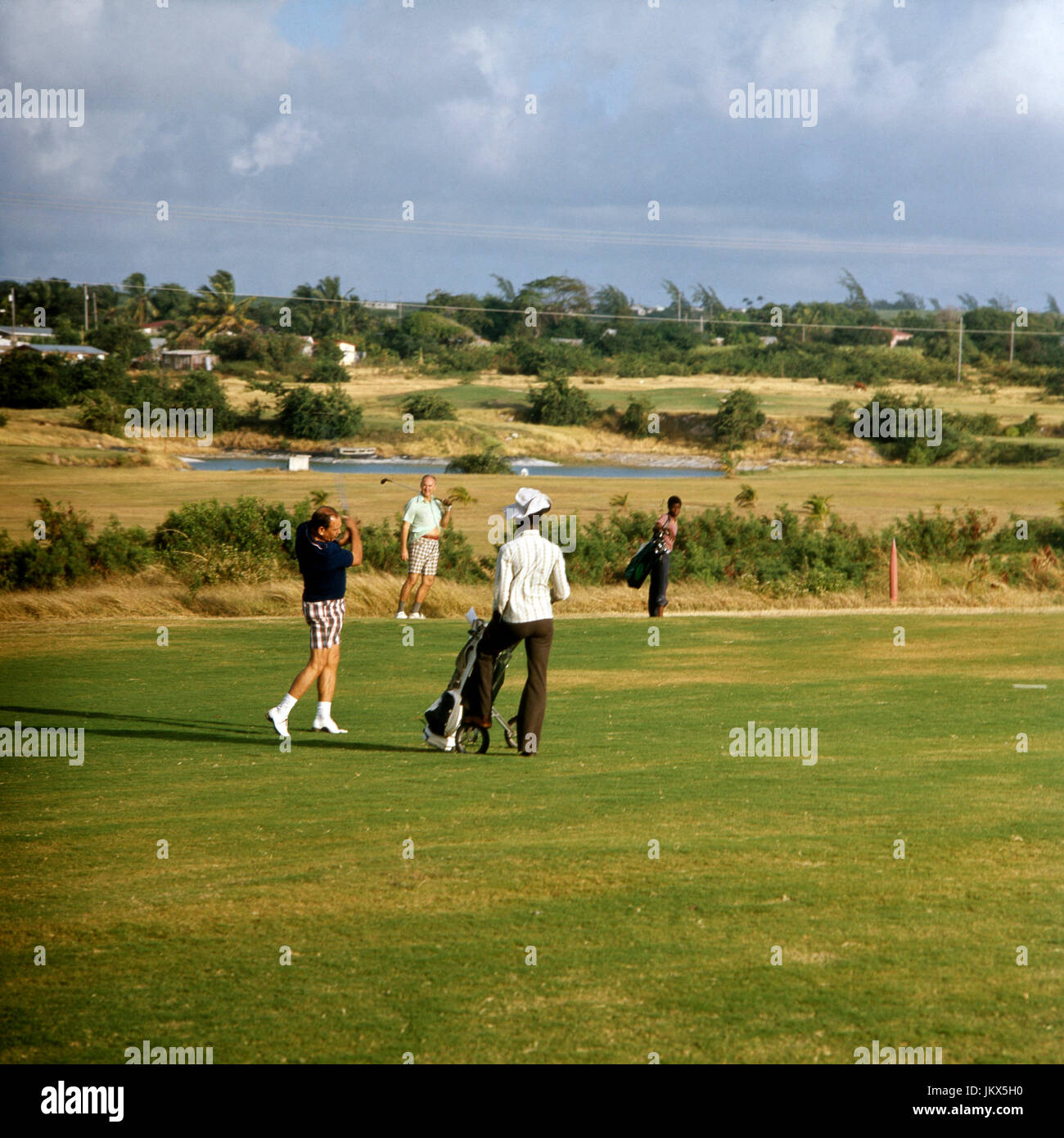 Feines Vergnügen: Golfplatz auf der Insel Barbados, 1980er Jahre. Playing golf at Barbados, 1980s. Stock Photo
