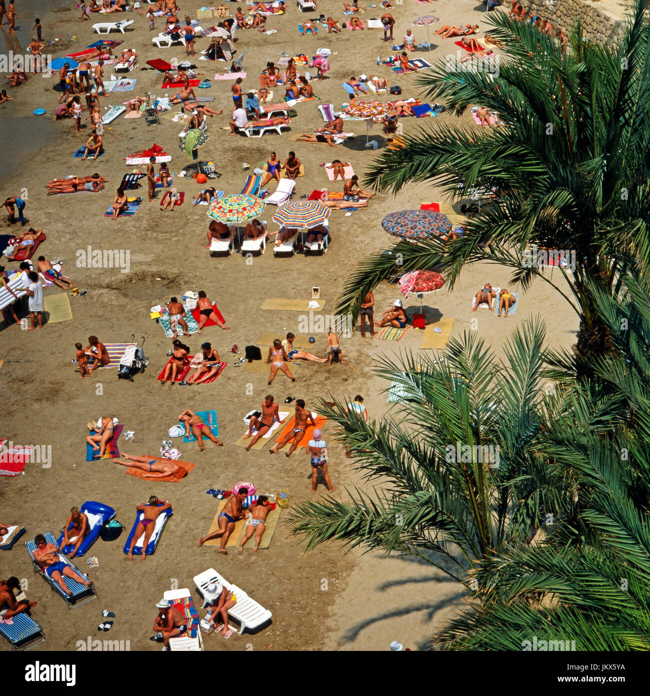 Urlauber am Strand beim sonnenbaden. Tourists sunbathing on the beach. Stock Photo
