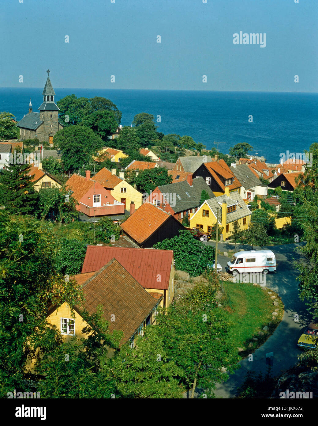 Blick auf die Kleinstadt Gudhjem auf der Insel Bornholm, Dänemark 1980er Jahre. View to the town of Gudhjem at Bornholm island, Denmark 1980s. Stock Photo
