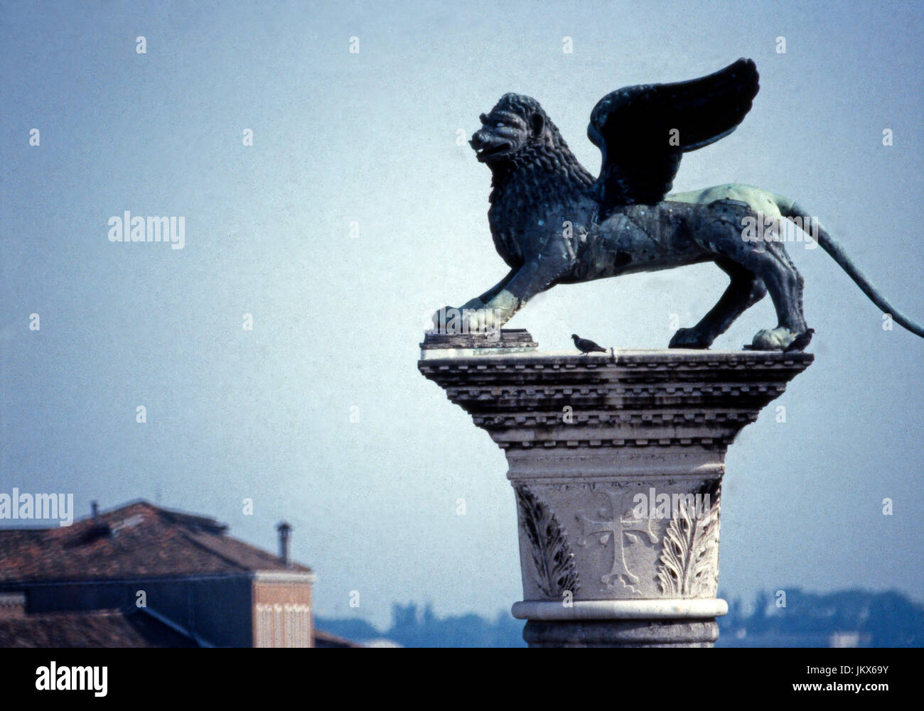 Der Löwe von San Marco auf einer Säule in Venedig, Italien. Lion of San Marco on a column at Venice, Italy. Stock Photo