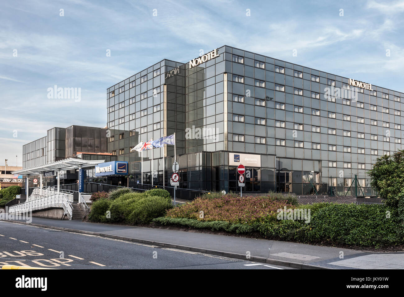 exterior-of-the-novotel-hotel-at-birmingham-airport-midlands-england