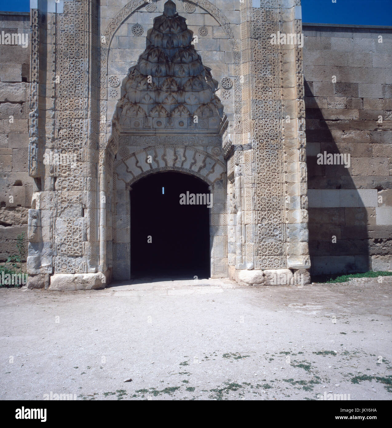 Hauptportal der Sultanhani Karawanserei zwischen Konya und Aksaray, Türkei 1980er Jahre. Main entrance of Sultanhani Kervansaray between Konya and Aksaray, Turkey 1980s. Stock Photo