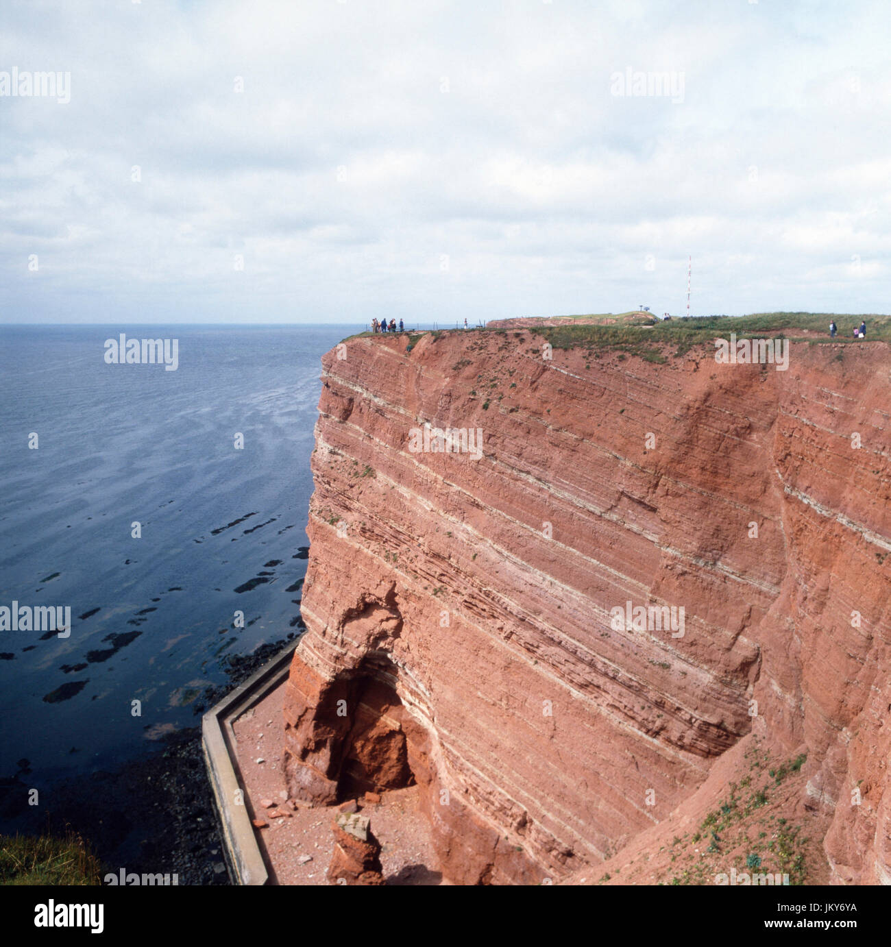 auf-deutschlands-nordseeinsel-helgoland-klippe-am-rundwanderweg-im
