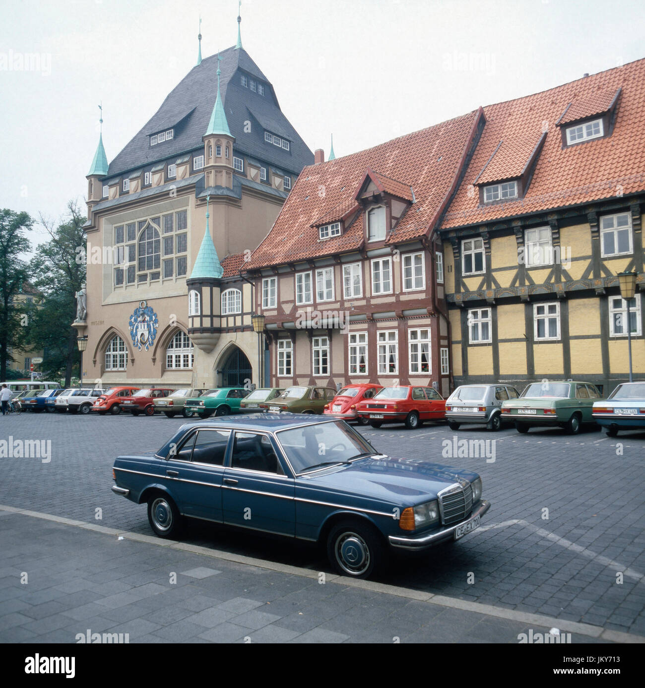 Unterwegs in Celle: Autos parken vor dem Bomann Museum, Deutschland 1980er Jahre. Strolling through the city of Celle: cars parking ín front of the Bomann Museum, Germany 1980s. Stock Photo