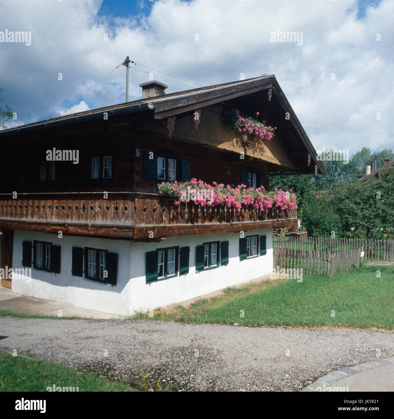 Altes Wohnhaus in Bayern, Deutschland 1980er. Old residential building ...