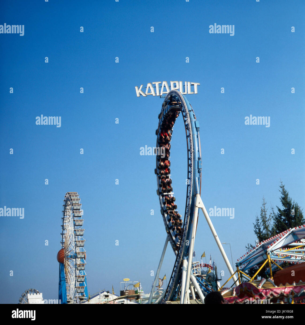 Die Katapult Achterbahn und das Riesenrad auf dem Oktoberfest in ...