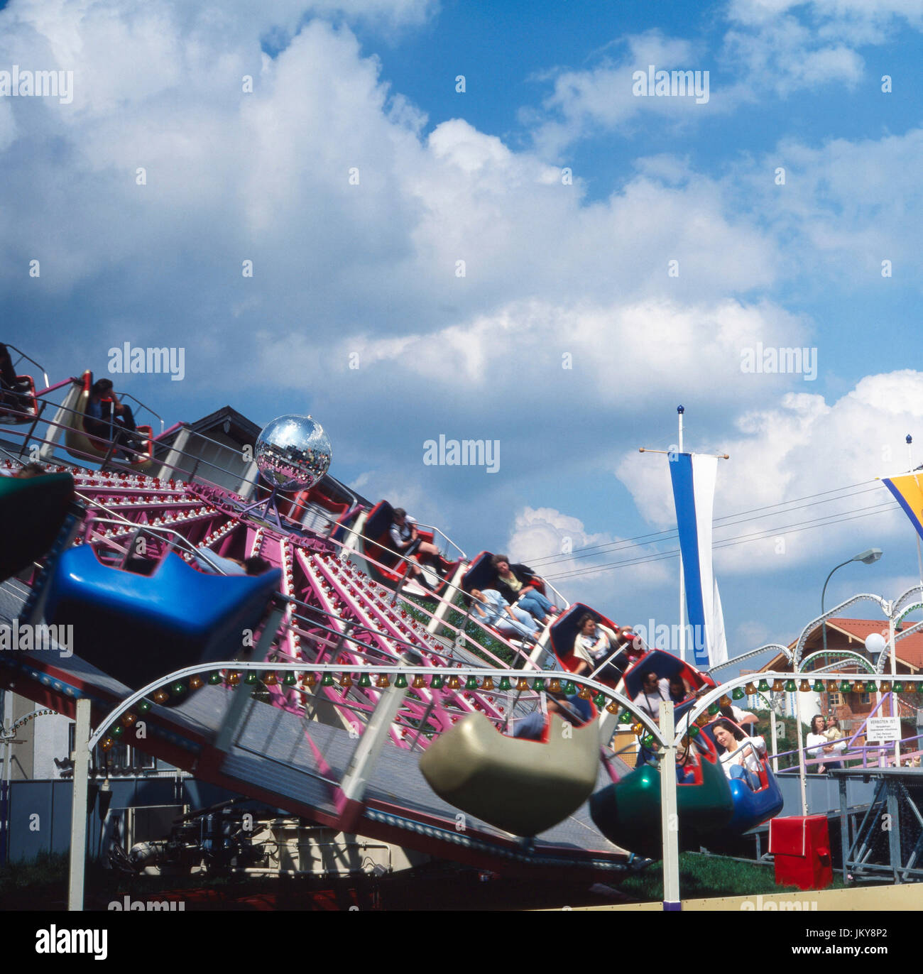 Besucher auf dem Oktoberfest in München im Flipper Karussell, Deutschland 1980er Jahre. Oktoberfest visitors in Munich join the Flipper carousel, Germany 1980s. Stock Photo