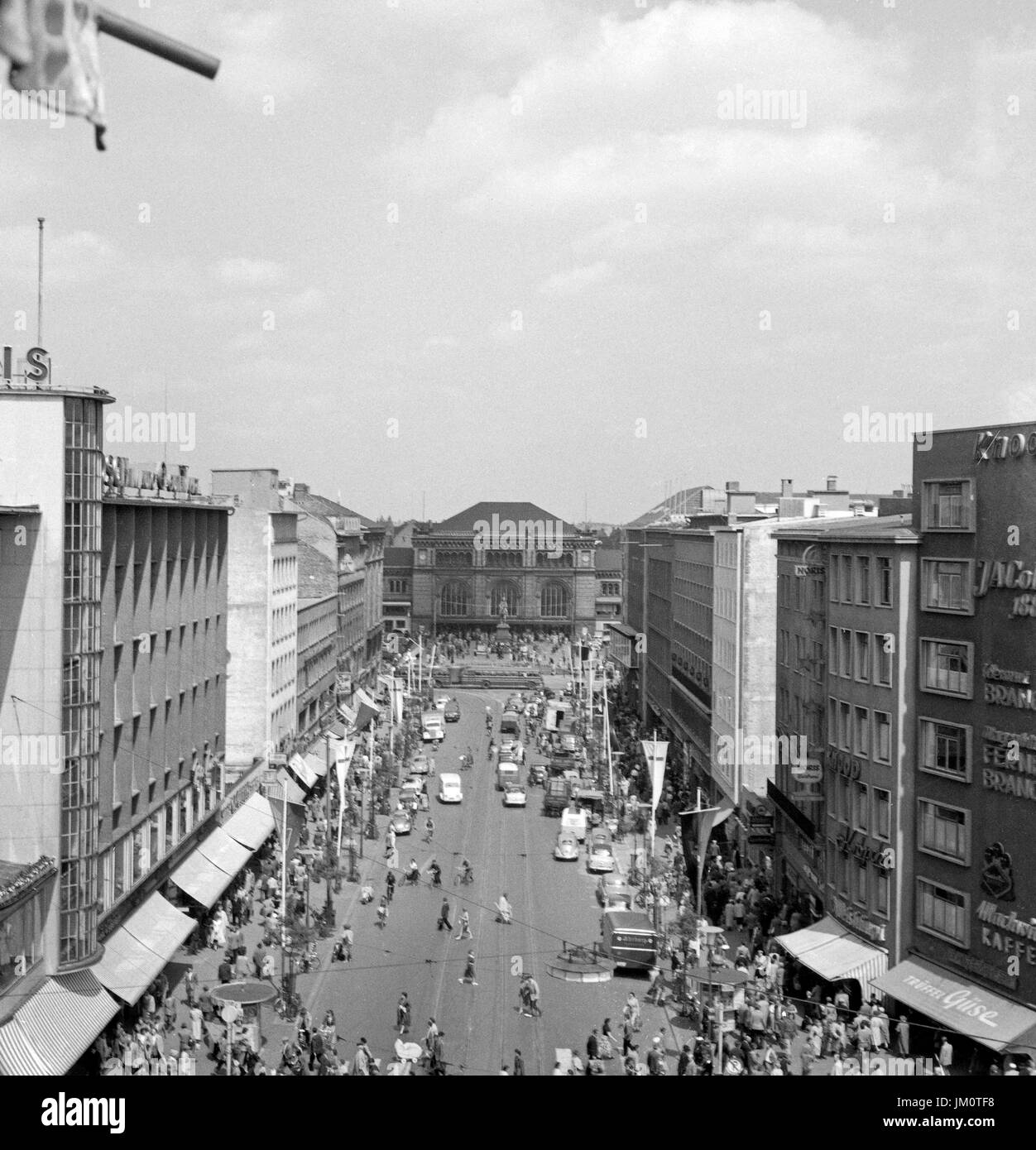 Blick durch die Bahnhofstraße zum Hauptbahnhof Hannover, Deutschland 1950er Jahre. View through Bahnhofstrasse street to Hanover main station, Germany 1950s. Stock Photo