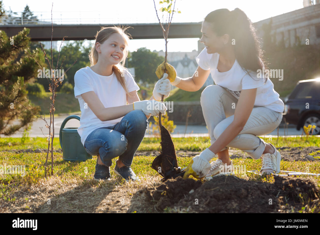 Kids volunteering planting tree hi-res stock photography and images - Alamy