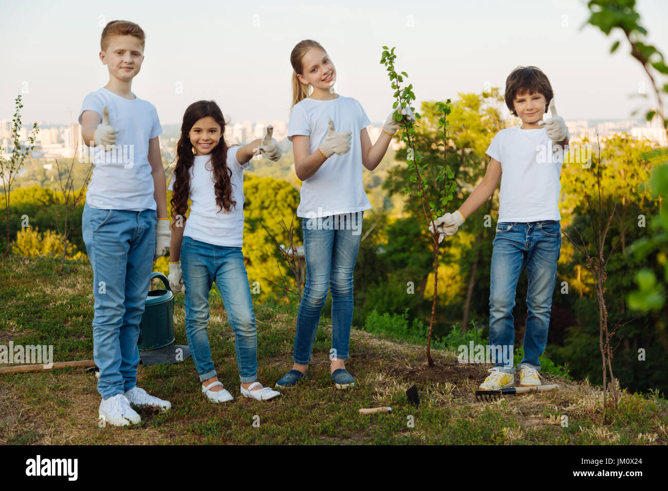 Обрадованные дети. Обрадованные дети. Обрадованные дети. Дети радуются. Обрадованные дети.