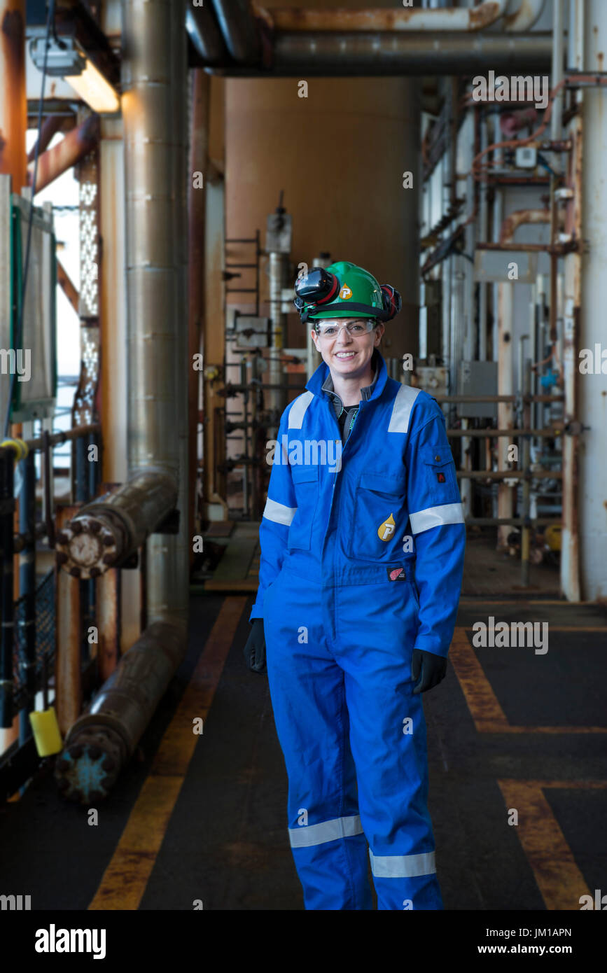 Workers on the BP Miller oil and gas rig, in the north sea, as Petrofac as Duty holder - decommissioning project. credit: LEE RAMSDEN / ALAMY Stock Photo
