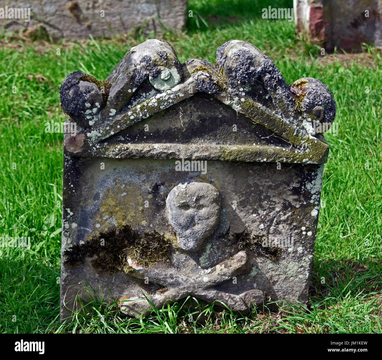 Skull and crossbones gravestone hires stock photography and images Alamy