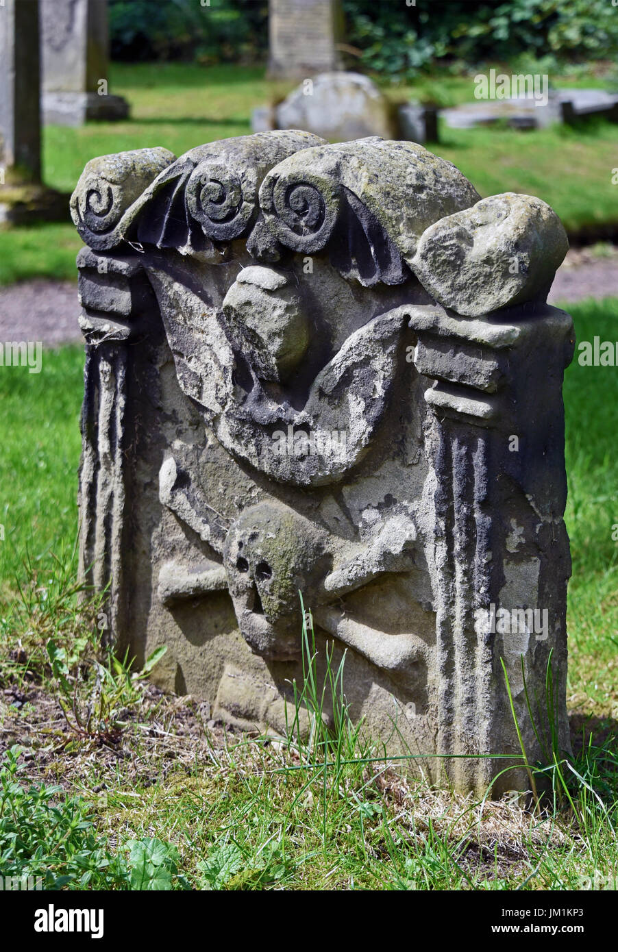 Skull and crossbones gravestone hires stock photography and images Alamy