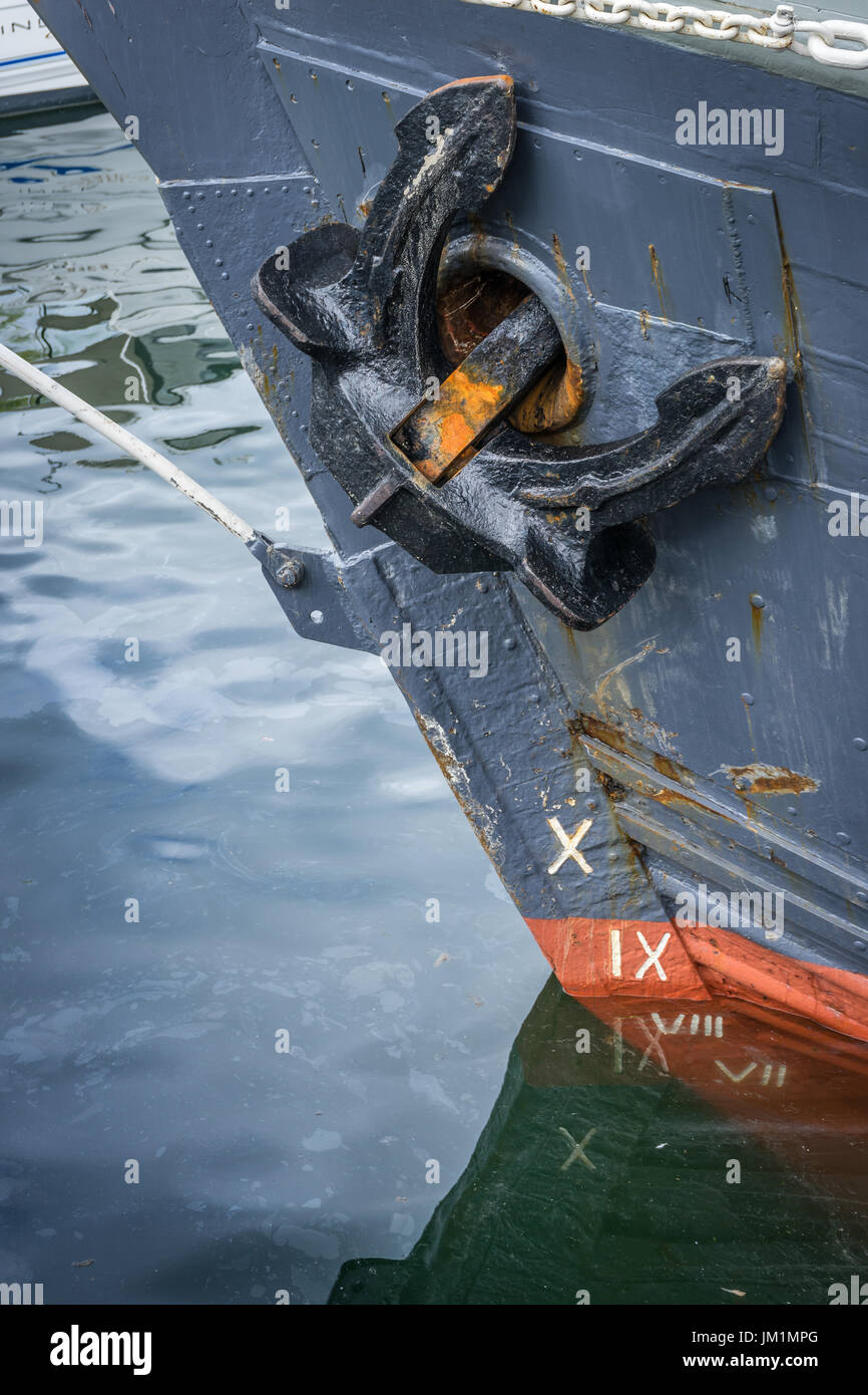 https://c8.alamy.com/comp/JM1MPG/a-large-anchor-sits-in-position-at-the-bow-of-a-sailing-ship-JM1MPG.jpg