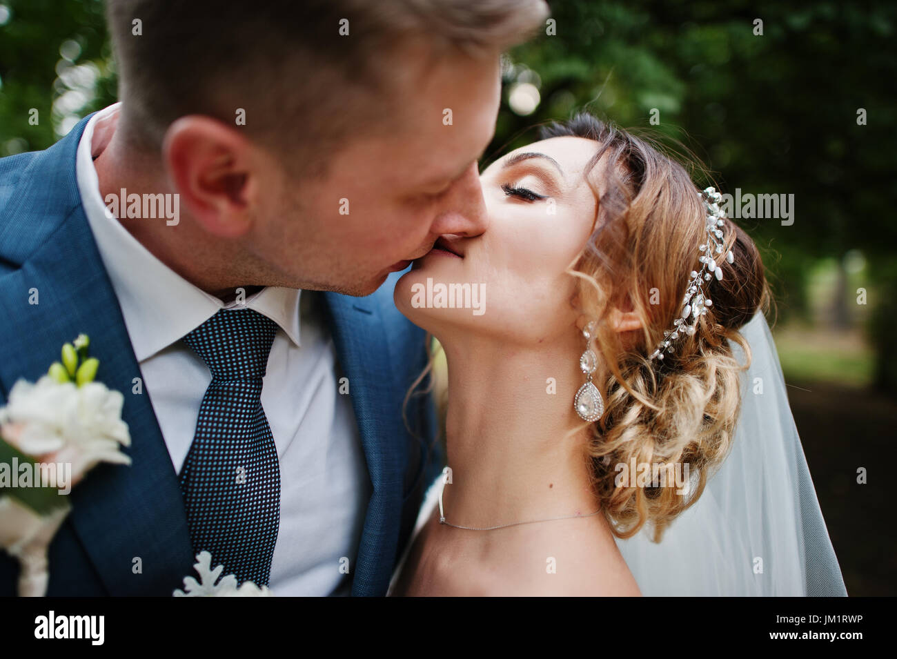 Couple kissing in alley hi-res stock photography and images - Alamy