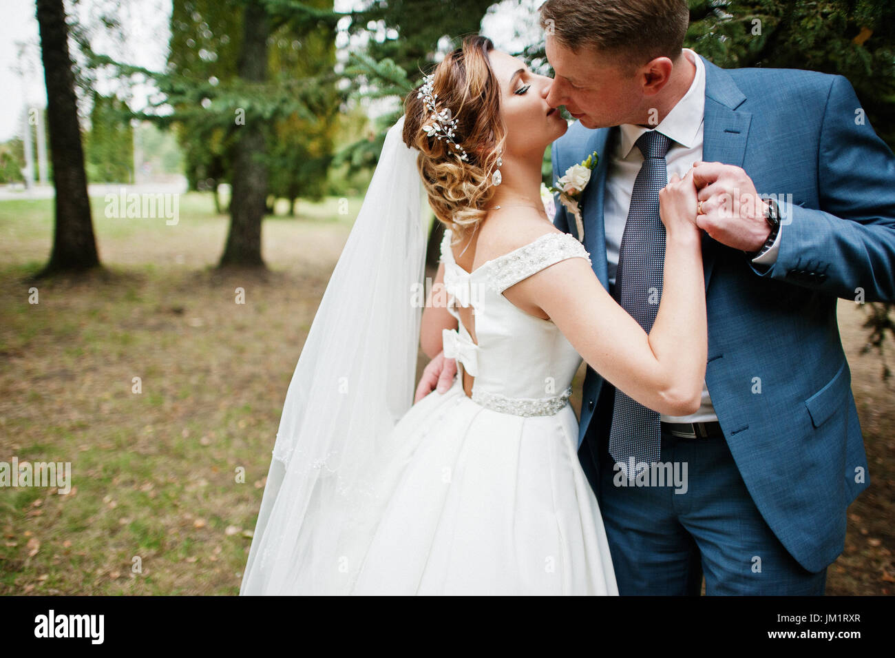 Couple kissing in alley hi-res stock photography and images - Alamy