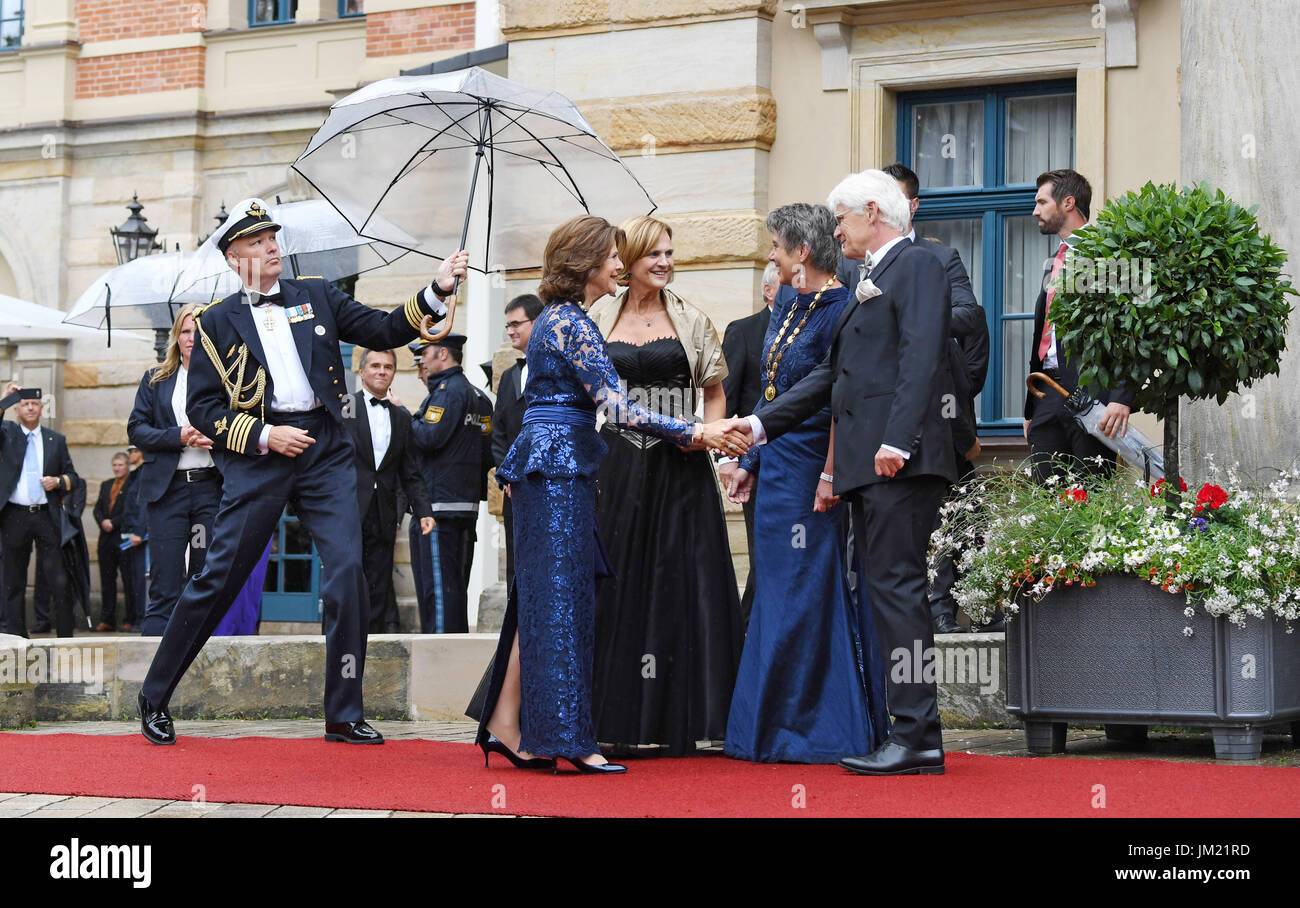 Bayreuth, Germany. 25th July, 2017. dpatop - Queen Silvia of Sweden (2.f.L), the wife of Bavarian premier Seehofer, Karin Seehofer (3.f.L), mayoress of Bayreuth Brigitte Merk-Erbe (2.f.R) and her husband Thomas greet each other at the opening of the Bayreuth Festival 2017 in Bayreuth, Germany, 25 July 2017. The festival opens with the opera 'Die Meistersinger von Nuernberg' (The Master-Singers of Nuremberg). Photo: Tobias Hase/dpa/Alamy Live News Stock Photo