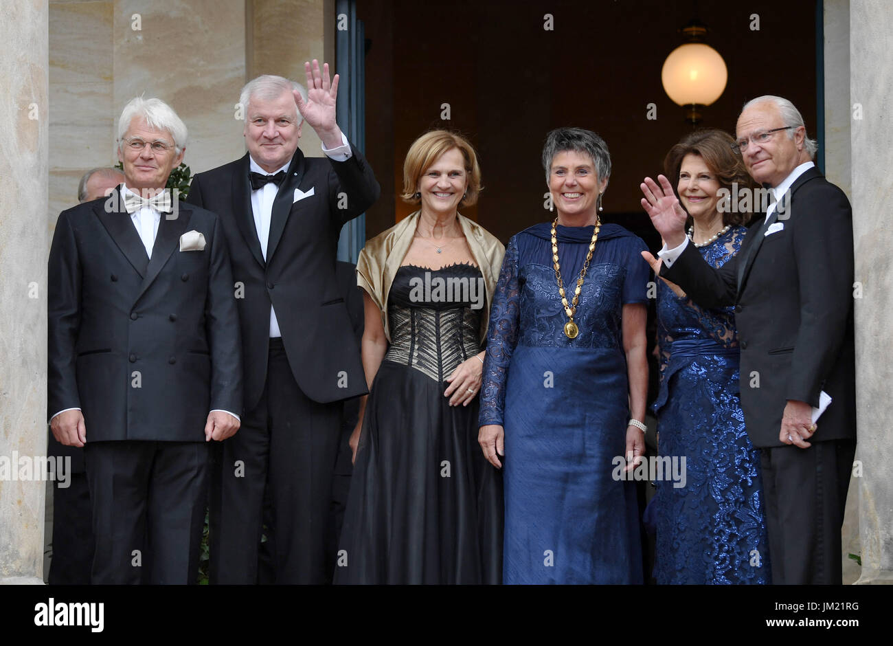 Bayreuth, Germany. 25th July, 2017. King Gustaf of Sweden (R-L), Queen Silvia of Sweden, mayoress of Bayreuth, Brigitte Merk-Erbe, Karin Seehofer - the wife of the Bavarian premier, Bavarian premier Horst Seehofer (CSU) and Thomas Erbe arrive at the opening of the Bayreuth Festival 2017 in Bayreuth, Germany, 25 July 2017. The festival opens with the opera 'Die Meistersinger von Nuernberg' (The Master-Singers of Nuremberg). Photo: Tobias Hase/dpa/Alamy Live News Stock Photo