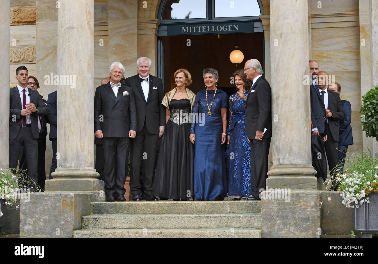 Bayreuth, Germany. 25th July, 2017. King Gustaf of Sweden (R-L), Queen Silvia of Sweden, mayoress of Bayreuth, Brigitte Merk-Erbe, Karin Seehofer - the wife of the Bavarian premier, Bavarian premier Horst Seehofer (CSU) and Thomas Erbe arrive at the opening of the Bayreuth Festival 2017 in Bayreuth, Germany, 25 July 2017. The festival opens with the opera 'Die Meistersinger von Nuernberg' (The Master-Singers of Nuremberg). Photo: Tobias Hase/dpa/Alamy Live News Stock Photo