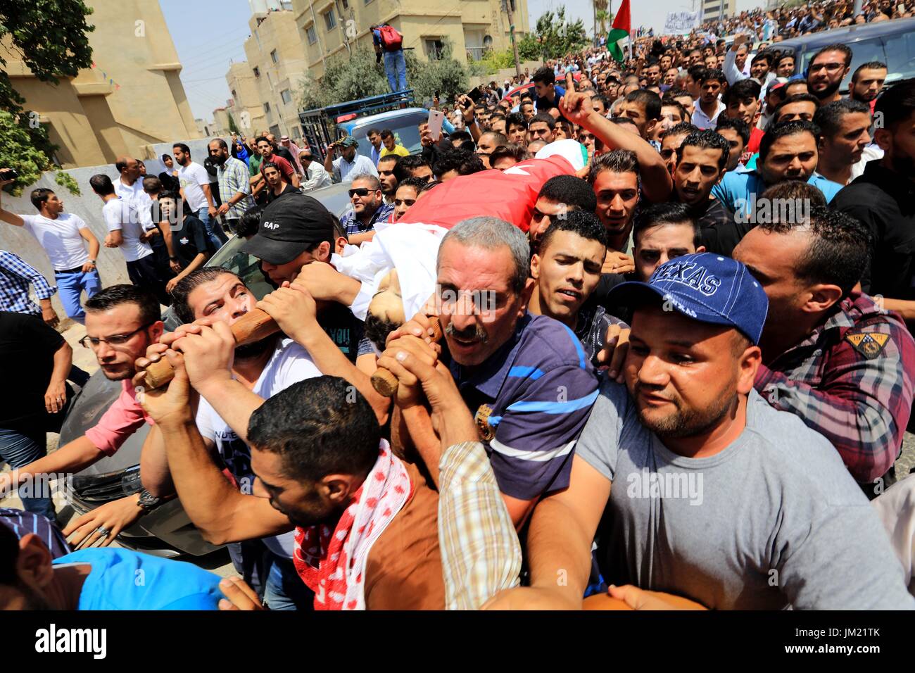 Amman, Jordan. 25th July, 2017. Jordanian people attend the funeral of  Mohammad Al-Jawawdah, a victim of the Israeli embassy compound shooting  incident, in Amman, Jordan, July 25, 2017. Thousands of Jordanians attended