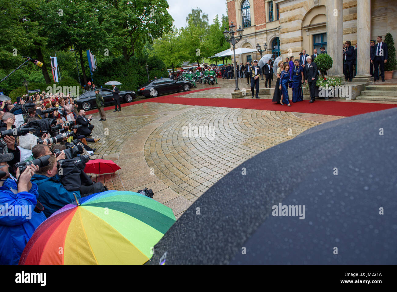Bayreuth, Germany. 25th July, 2017. Queen Silvia of Sweden (blue dress), and the wife of Bavarian premier Seehofer, Karin Seehofer, are greeted by mayoress of Bayreuth Brigitte Merk-Erbe and her husband Thomas Erbe at the opening of the Bayreuth Festival 2017 in Bayreuth, Germany, 25 July 2017. The festival opens with the opera 'Die Meistersinger von Nuernberg' (The Master-Singers of Nuremberg). Photo: Nicolas Armer/dpa/Alamy Live News Stock Photo
