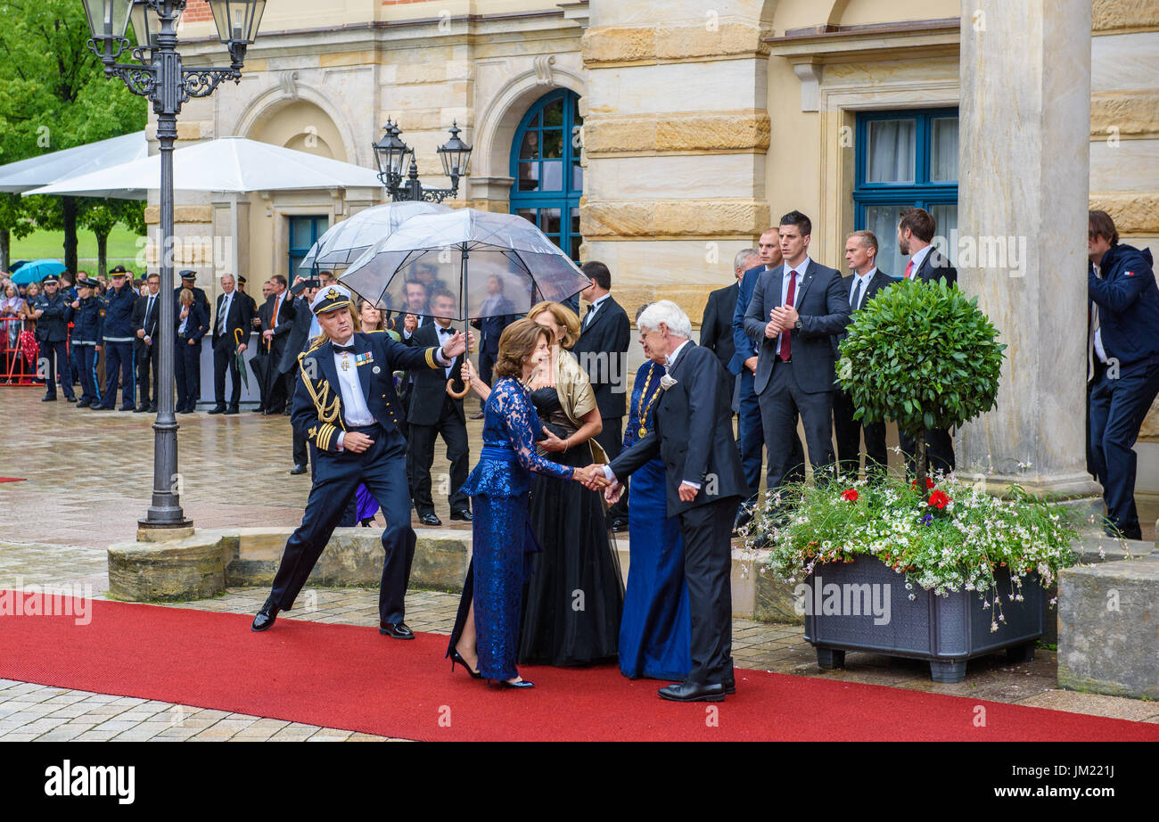 Bayreuth, Germany. 25th July, 2017. Queen Silvia of Sweden (2.f.L, blue dress), and the wife of Bavarian premier Seehofer, Karin Seehofer (C), are greeted by mayoress of Bayreuth Brigitte Merk-Erbe and her husband Thomas Erbe at the opening of the Bayreuth Festival 2017 in Bayreuth, Germany, 25 July 2017. The festival opens with the opera 'Die Meistersinger von Nuernberg' (The Master-Singers of Nuremberg). Photo: Nicolas Armer/dpa/Alamy Live News Stock Photo