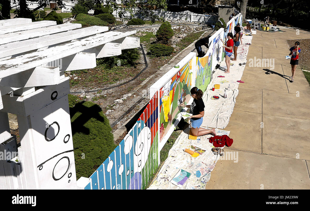 Davenport, Iowa, USA. 27th June, 2017. Twelve students put the finishing touches on a nursery