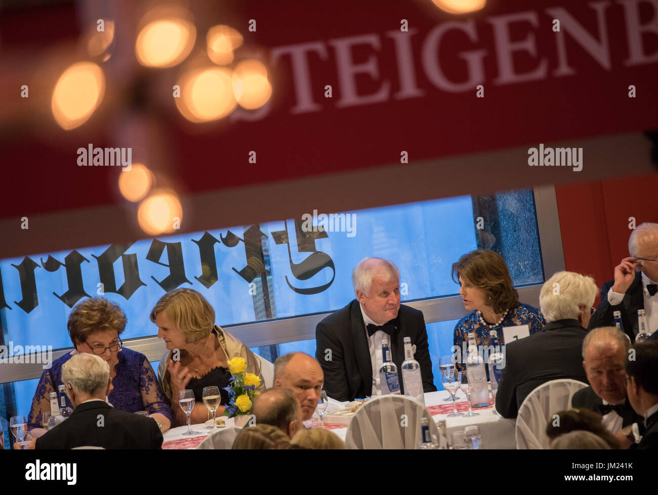 Bayreuth, Germany. 25th July, 2017. Sweden's Queen Silvia (r) speaking with Bavarian premier Horst Seehofer (CSU, 2.f.r) during an interval at the opening of the Bayreuth Festival in Bayreuth, Germany, 25 July 2017. Beside them, Karin Seehofer (2.f.l.) is speaking with president of the Bavarian Landtag parliament, Barbara Stamm (L). The festival opens with the opera 'Die Meistersinger von Nuernberg' (The Master-Singers of Nuremberg). Photo: Nicolas Armer/dpa/Alamy Live News Stock Photo