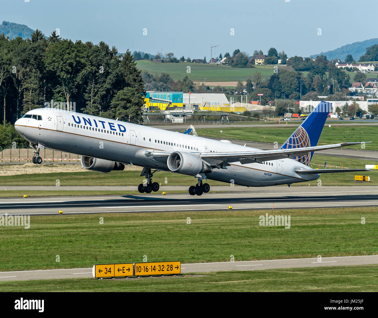 United Airline, Boeing B757 take off from Zurich Airport Stock Photo