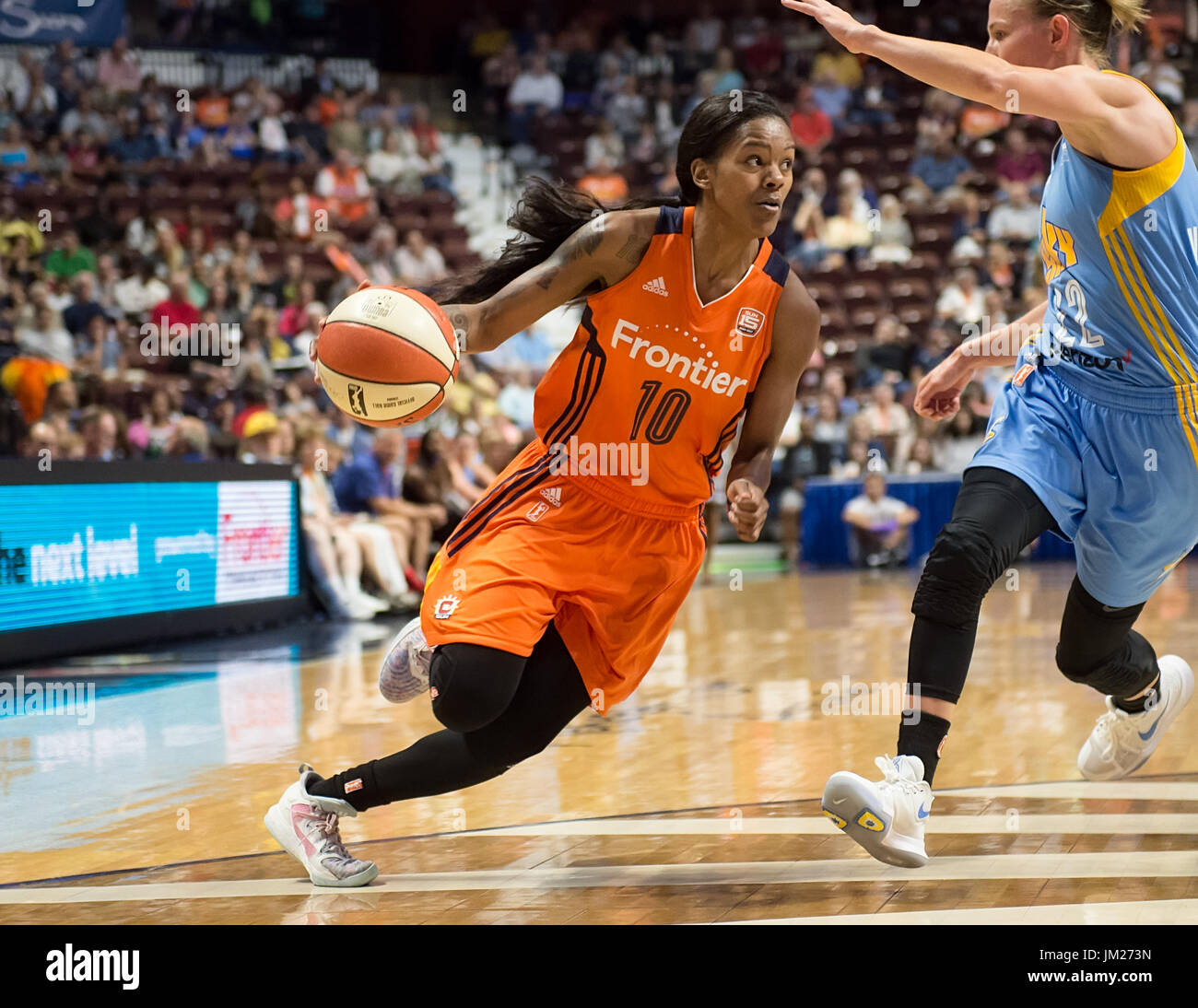 Uncasville, Connecticut, USA. 25 July, 2017. Connecticut Sun guard Courtney Williams (10) drives to the basket during the second half of the WNBA basketball game between the Chicago Sky and the Connecticut Sun at Mohegan Sun Arena. Connecticut defeated Chicago 93-72. Chris Poss/Alamy Live News Stock Photo